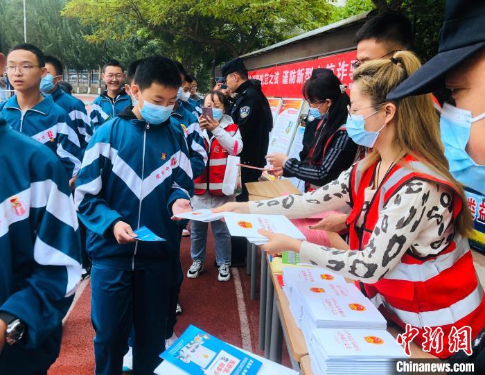 圖為西寧市法制宣傳進(jìn)校園?！∥鲗幨谐俏鲄^(qū)供圖