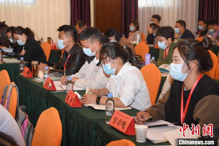 圖為第十五期全國預(yù)防青少年違法犯罪工作理論與務(wù)實高級研修班學(xué)員正在上課。　貢嘎來松 攝