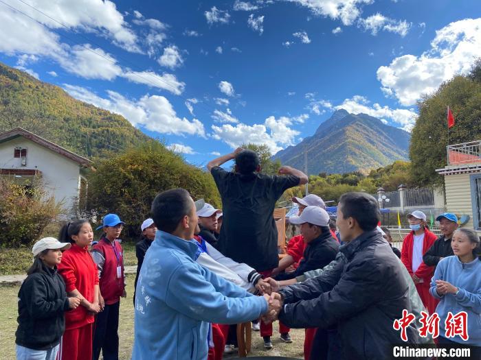 圖為學(xué)生們在西藏巴松措青少年活動營地開展趣味活動?！∥鞑厍嗌倌陮嵺`教育基地供圖