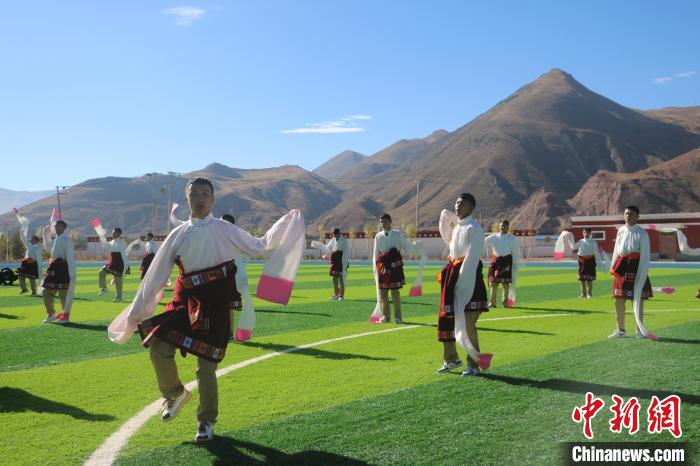 圖為青海師范大學(xué)附屬玉樹實(shí)驗(yàn)學(xué)校學(xué)生在綠茵場(chǎng)跳起囊謙古舞—卓根瑪?！〕逃?攝