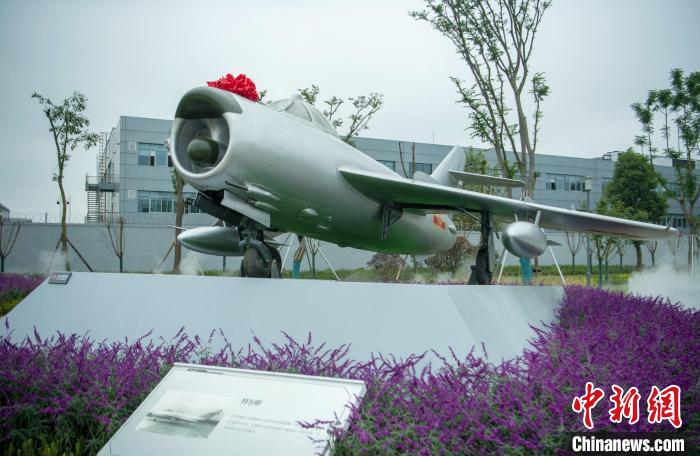 園林式戰(zhàn)斗機(jī)博物館內(nèi)展示的“殲5甲”飛機(jī)?！⒅铱?攝