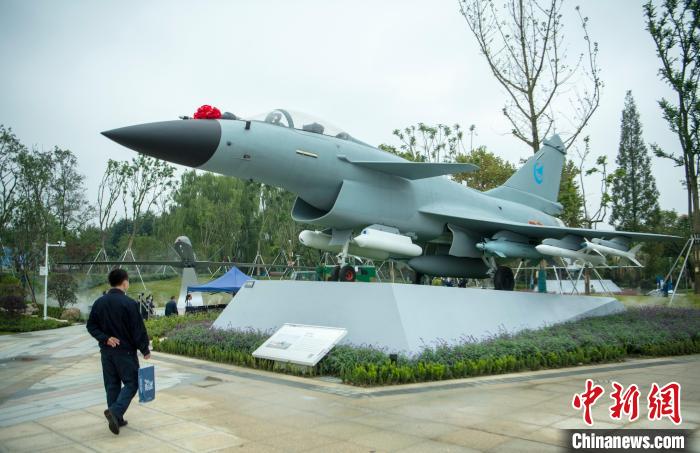 園林式戰(zhàn)斗機博物館內展示的“殲10C”飛機?！⒅铱?攝