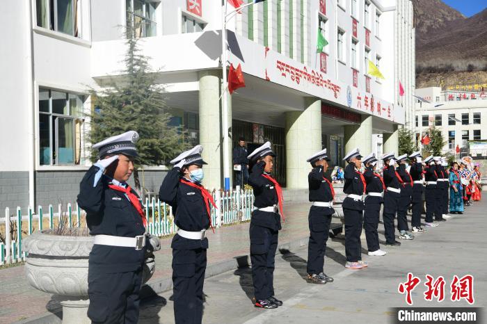 圖為加查縣安繞鎮(zhèn)小學(xué)學(xué)生爭(zhēng)當(dāng)“小交警”體驗(yàn)交警工作?！∝暩聛?lái)松 攝