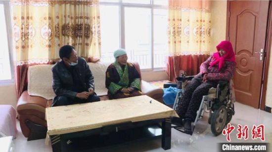 圖為仁欠卓瑪一家在房間里愉快的聊天?！《继m縣委宣傳部 供圖 　　