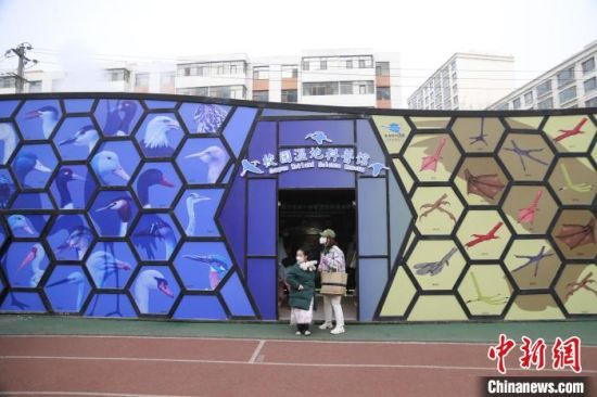 圖為西寧市第一中學(xué)濕地科普宣教館?！±罱瓕?攝
