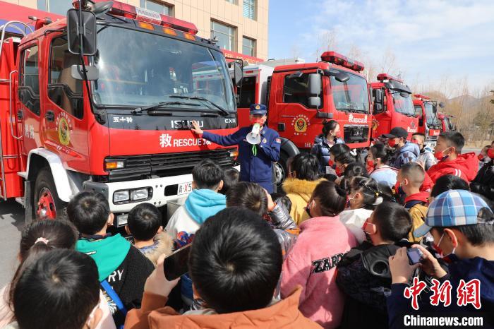圖為消防員向小朋友們講解消防車?！铨埥?攝