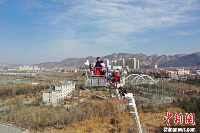 圖為小朋友在消防員的陪同下，體驗(yàn)78米登高平臺消防車?！铨埥?攝