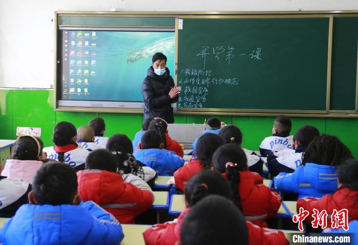 圖為學生正在上課?！●R銘言 攝