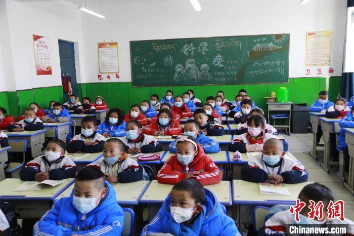 圖為正在上課的學生?！●R銘言 攝