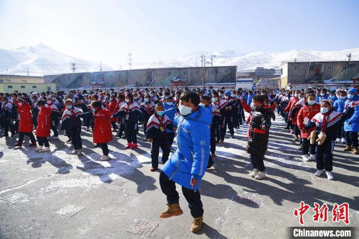 圖為學生跳起歡快的藏族舞蹈迎接新學期?！●R銘言 攝