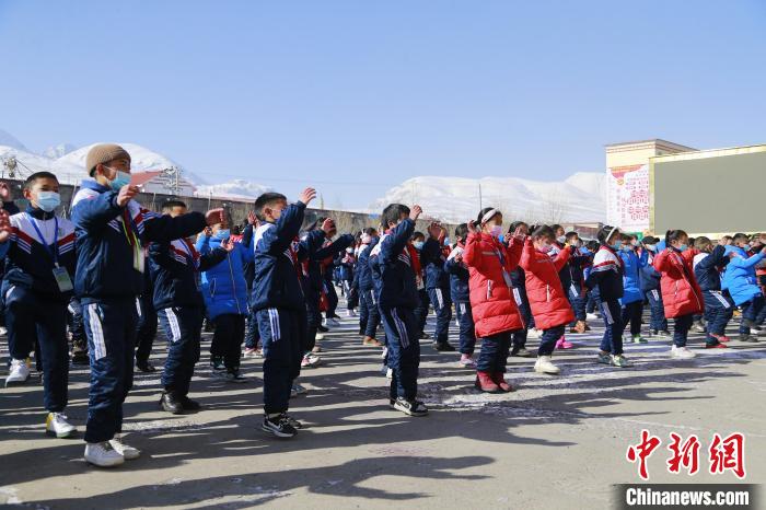 圖為學生跳起歡快的藏族舞蹈迎接新學期?！●R銘言 攝