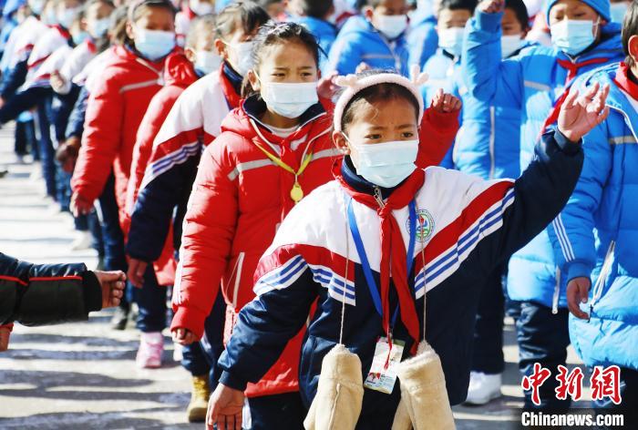 圖為學生跳起歡快的藏族舞蹈迎接新學期?！●R銘言 攝