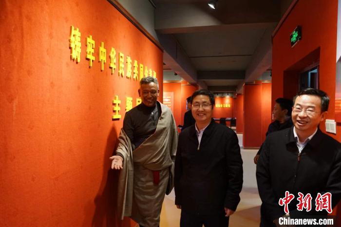 資料圖為參觀鑄牢中華民族共同體意識(shí)主題展?！『F龍 攝