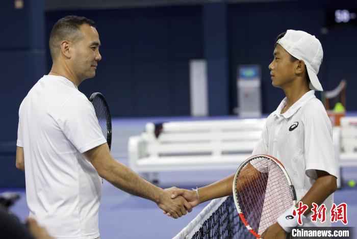 闊別兩年后，王發(fā)(右一)和王育喜(左一)再握手?！↑S迪燊 攝