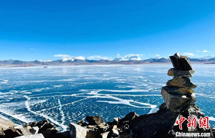 圖為普瑪江塘鄉(xiāng)境內(nèi)的雪山、冰湖美景?！±丝ㄗ涌h網(wǎng)信辦供圖