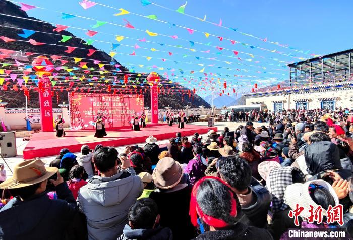 文藝活動(dòng)全景?！∶⒖悼h委宣傳部供圖