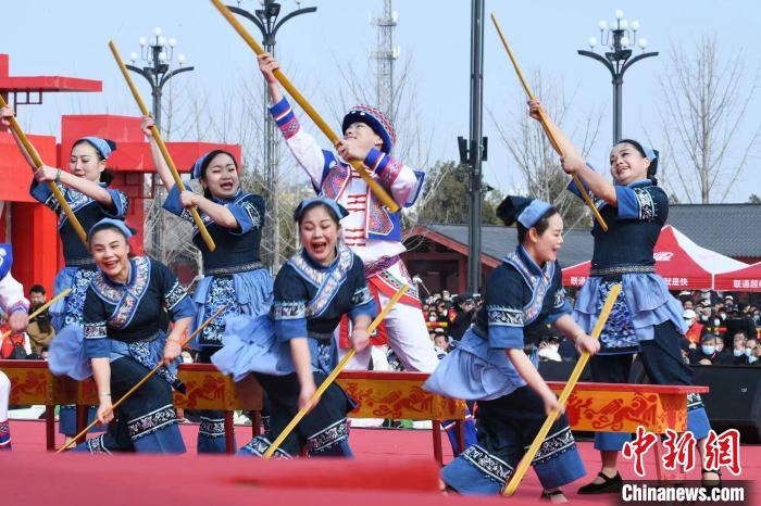 圖為廣西壯族打扁擔展演?！×赫赵?攝