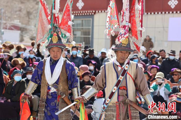 圖為兩位藝人表演瓊結(jié)“果孜”舞?！愔闈扇?攝