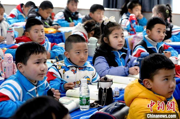 3月14日，西藏拉薩市第一小學一年級六班學生正在上藏語文課?！±盍?攝