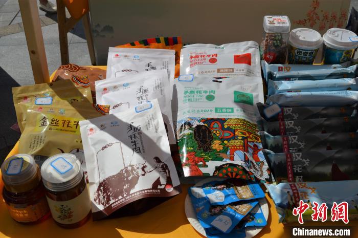 推介活動上的農(nóng)特產(chǎn)品展示?！≈炝杞?攝