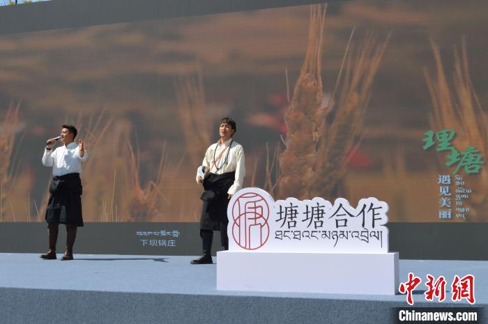 “康巴漢子”現(xiàn)場獻唱?！≈炝杞?攝