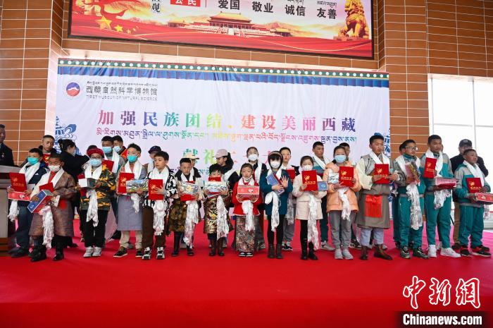圖為部分獲獎(jiǎng)學(xué)生合影?！≮w朗 攝