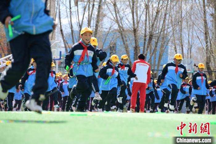 圖為學(xué)生在跳繩教練齊景龍的指導(dǎo)下做準(zhǔn)備運(yùn)動(dòng)。　貢嘎來(lái)松 攝