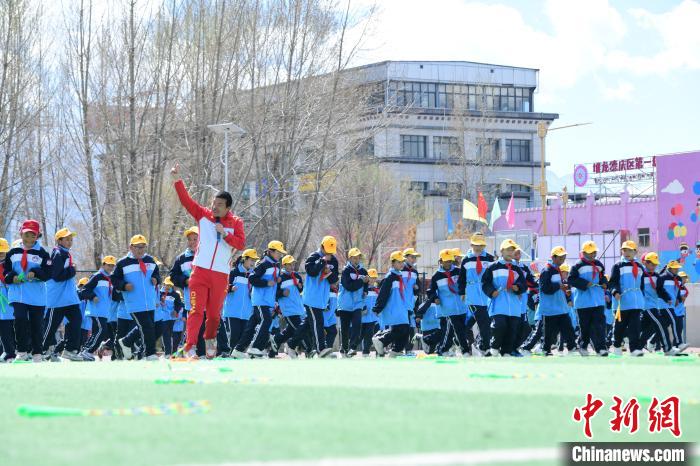 圖為學(xué)生在跳繩教練齊景龍的指導(dǎo)下做準(zhǔn)備運(yùn)動(dòng)?！∝暩聛?lái)松 攝