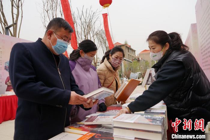 圖為民眾在活動(dòng)現(xiàn)場(chǎng)購(gòu)書(shū)?！●R銘言 攝