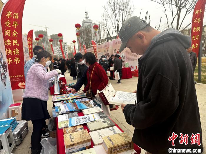 圖為民眾在活動(dòng)現(xiàn)場(chǎng)讀書(shū)、購(gòu)書(shū)?！±铍h 攝