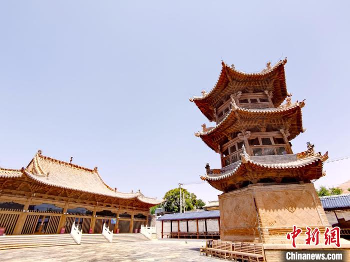 圖為阿河灘清真寺局部?！?zhí)砀?攝