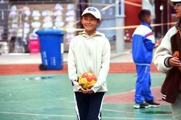 在高原上教孩子們打手球，“慢慢兒來，甭著急！”