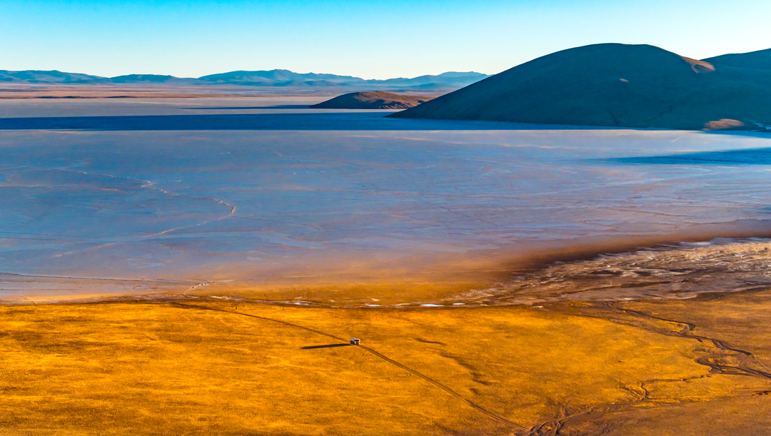 索旺的小額配送車輛在湖邊行駛。呂殿杰攝