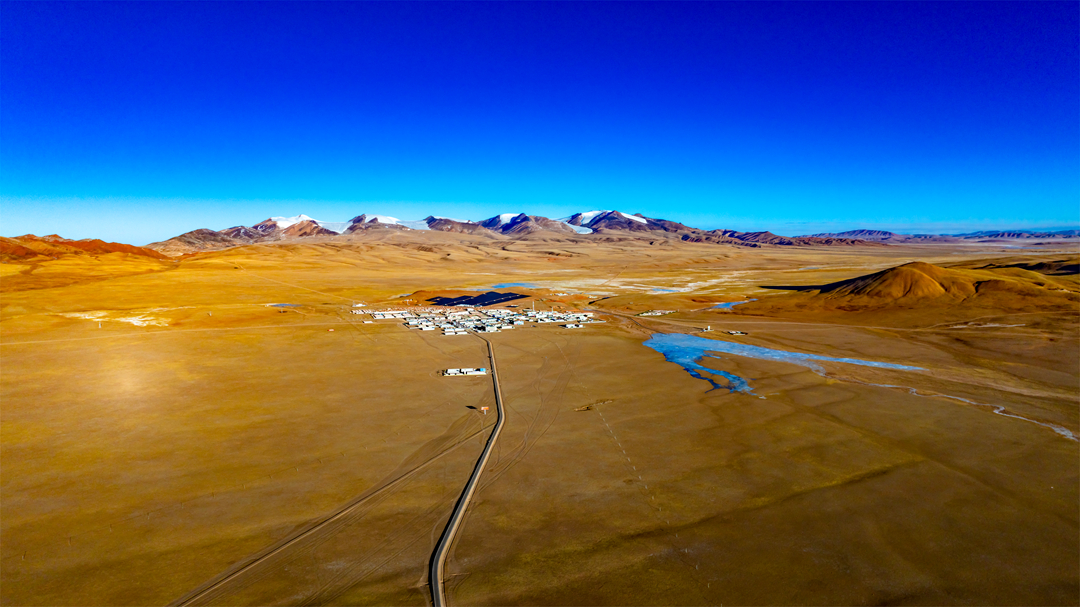 雪山下的雙湖縣城。呂殿杰攝
