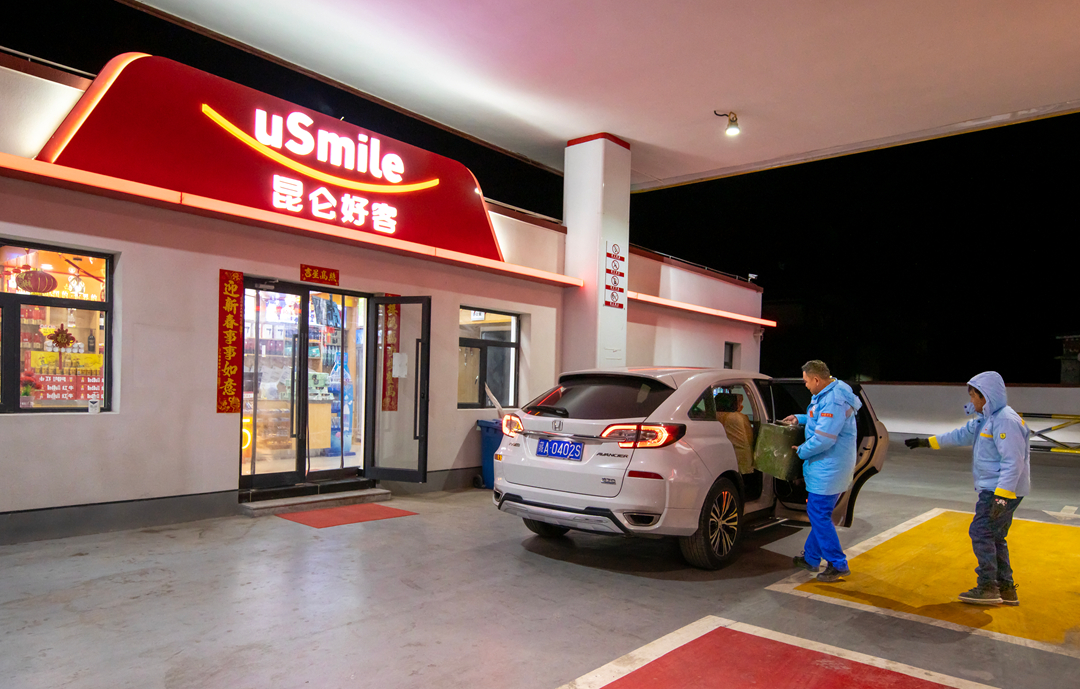 雙湖加油站經(jīng)理索旺（左）與員工桑珠踏上救援路。呂殿杰攝