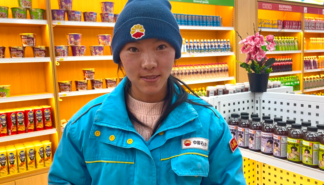 00后員工桑旦卓瑪在便利店值班。呂殿杰攝