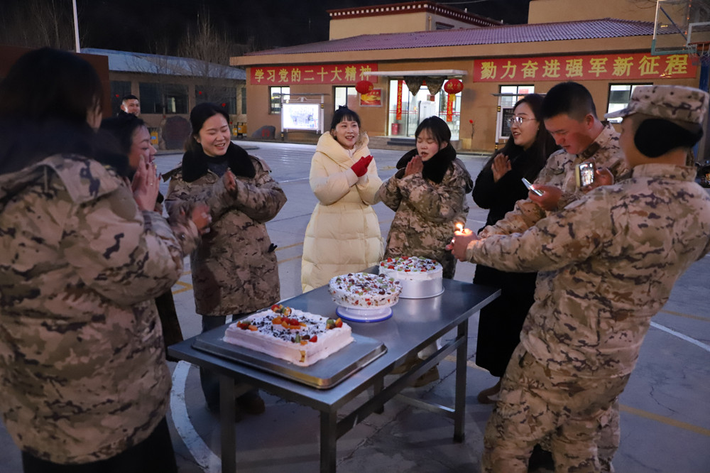 支隊(duì)為來隊(duì)家屬過集體生日?；粢綌z