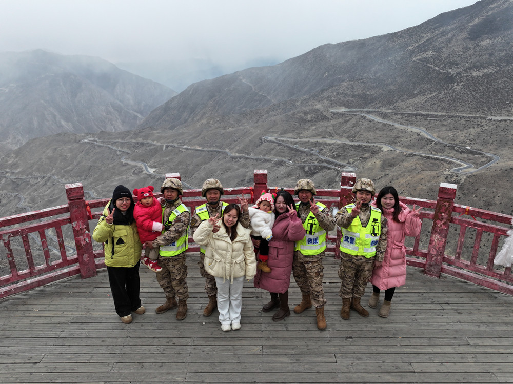 支隊(duì)組織家屬隨隊(duì)養(yǎng)護(hù)體驗(yàn)丈夫工作。何眾攝