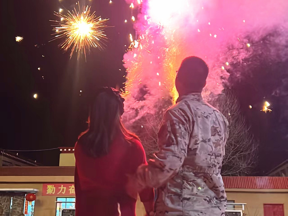 來隊(duì)家屬的溫馨瞬間?；粢綌z