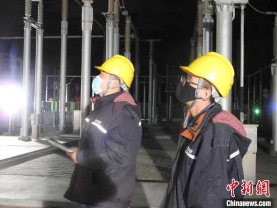 圖為5月10日凌晨，國網(wǎng)青海檢修公司柴達木換流站運維人員在進行柴拉直流系統(tǒng)停電操作?！∫杂?攝