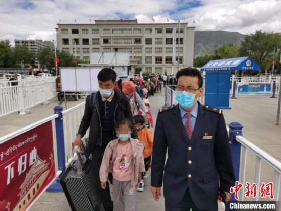 圖為拉薩車站工作人員為西藏先心病患兒和陪同人員提供“綠色”接力幫扶，并開通了專門通道，讓他們快速進(jìn)站上車。拉薩車站 供圖