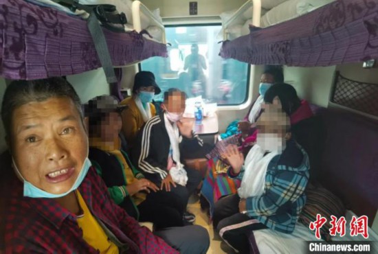 圖為乘坐Z266次列車的西藏先心病患兒和陪同人員。拉薩車站 供圖
