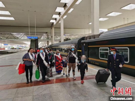 圖為拉薩車站工作人員為西藏先心病患兒和陪同人員提供“綠色”接力幫扶，并開通了專門通道，讓他們快速進(jìn)站上車。拉薩車站 供圖