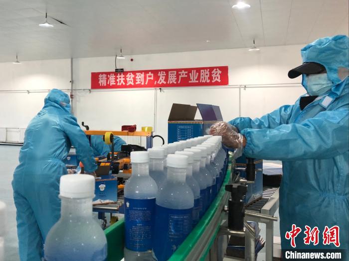 圖為阿里地區(qū)措勤縣某飲用水加工公司，該公司以“基地+公司+貧困民眾”為運營模式，帶動貧困民眾68戶232人。　謝牧 攝