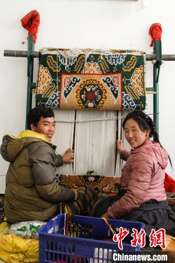 圖為1月15日，在日喀則市謝瑪氆氌農村合作社，拉孜村一對夫婦在編織卡墊(資料圖)?！≮w朗 攝