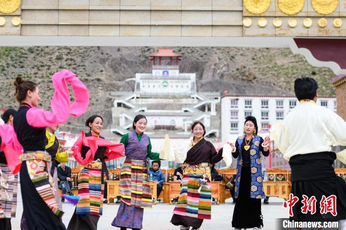 圖為西藏昌都市洛隆縣易地搬遷安置點阿托卡小康示范新村村民載歌載舞慶脫貧(資料圖)?！『闻罾?攝