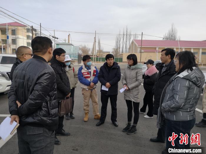 圖為青海大學(xué)工作人員正在現(xiàn)場(chǎng)考察該項(xiàng)目進(jìn)行情況?！±罱瓕?攝