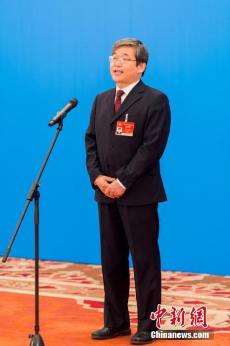 3月10日，全國政協(xié)十三屆四次會(huì)議第三場(chǎng)“委員通道”采訪活動(dòng)在北京人民大會(huì)堂新聞發(fā)布廳舉行。圖為全國政協(xié)委員阿拉坦倉通過網(wǎng)絡(luò)視頻方式接受媒體采訪。<a target='_blank' ><p  align=
