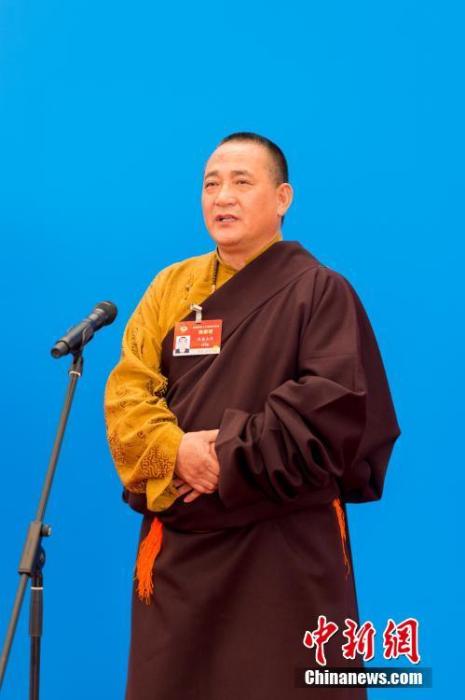 3月10日，全國政協(xié)十三屆四次會(huì)議第三場(chǎng)“委員通道”采訪活動(dòng)在北京人民大會(huì)堂新聞發(fā)布廳舉行。圖為全國政協(xié)委員洛桑山丹通過網(wǎng)絡(luò)視頻方式接受媒體采訪。<a target='_blank' ><p  align=