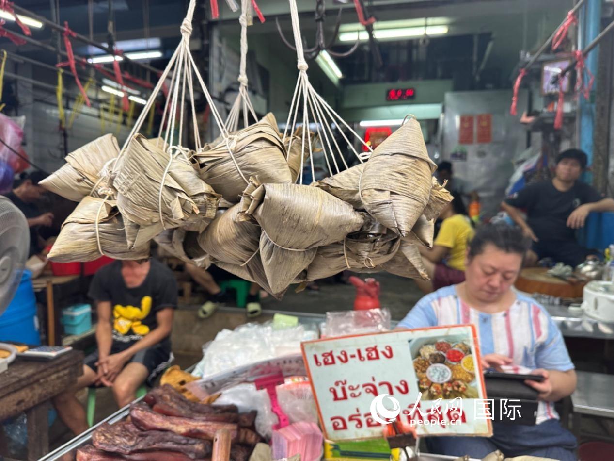 唐人街店鋪售賣的粽子。人民網(wǎng)記者 簡承淵攝